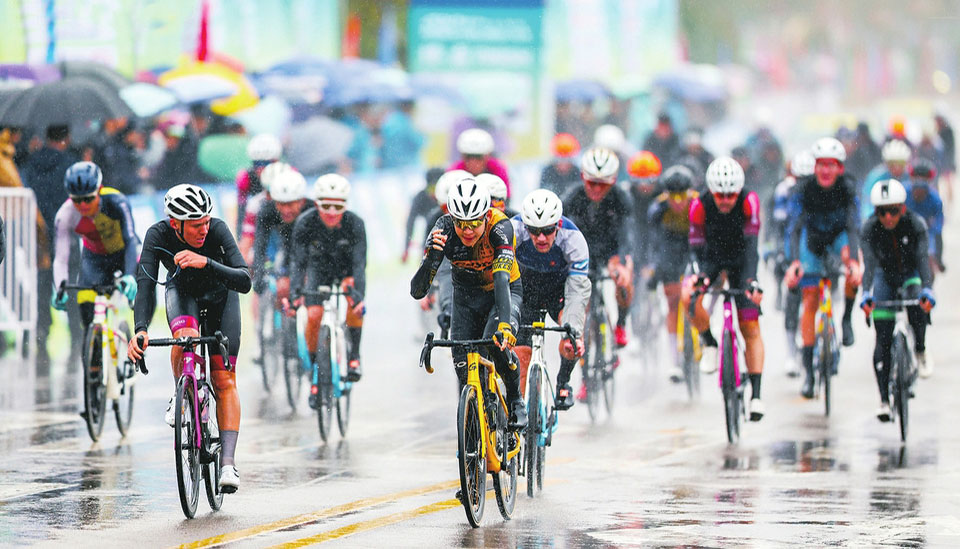 雨中競速10月31日，2024第四屆環太原公路自行車賽婁煩賽段開賽，來自世界各地的180余名運動員、教練員參賽。